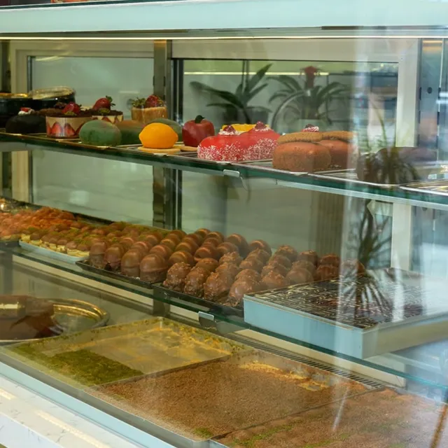The Millor’da kahve menüsü ve tatlı vitrini